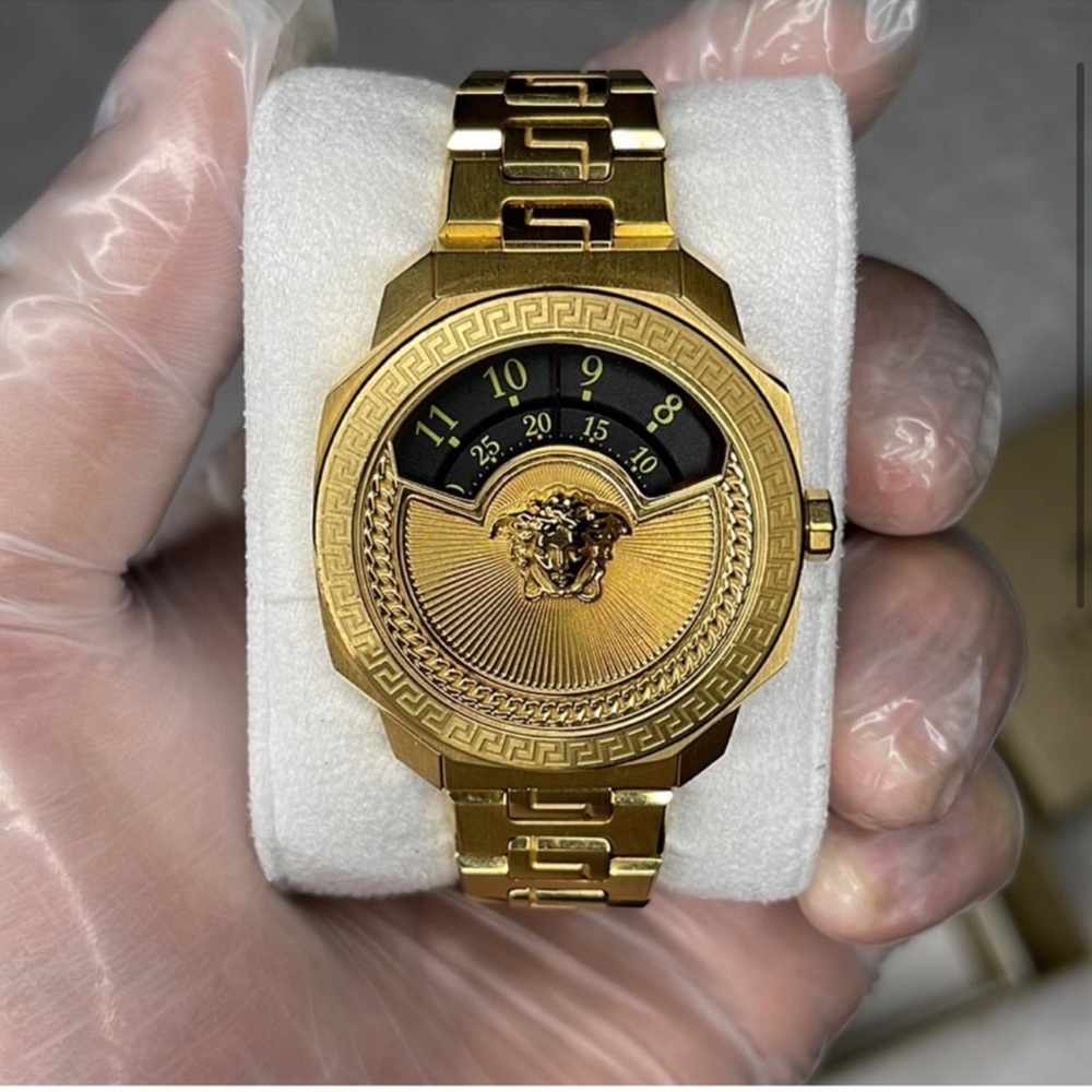 Versace - Picture 3 of 16